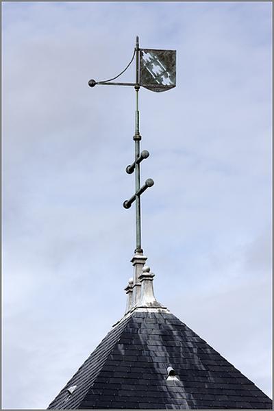 Corps médian, tour d'escalier (B) : détail de l'épi de faîtage.