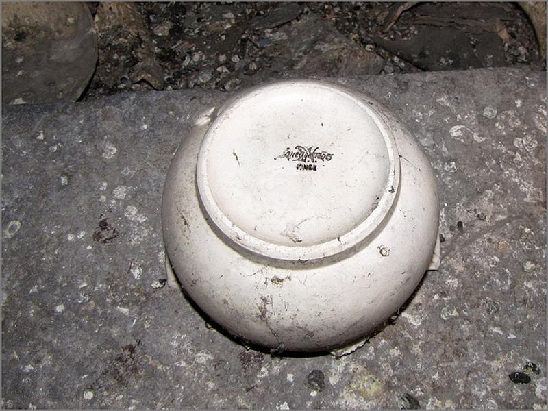 Pot de chambre, dans le comble de l'église, marque de fabrique.