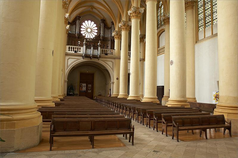 Intérieur, porche et collatéral gauche.