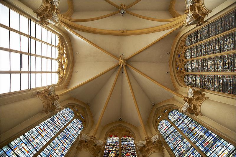 Clés de voûtes et chapiteaux du choeur.