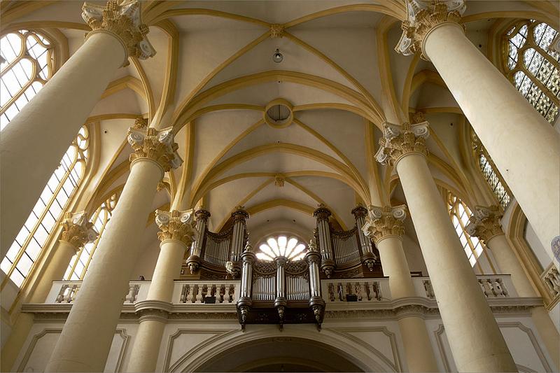 Intérieur, orgue et chapiteaux.