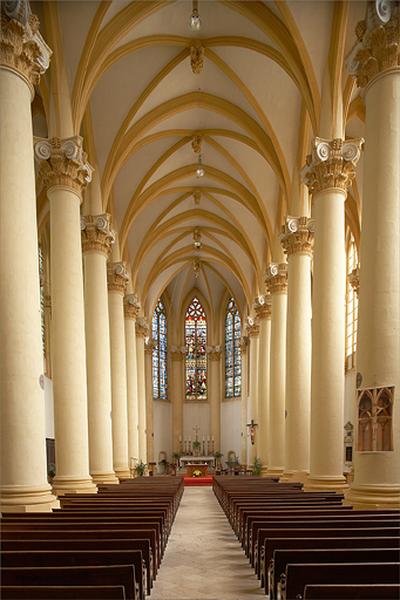 Intérieur, nef, vue vers le choeur.