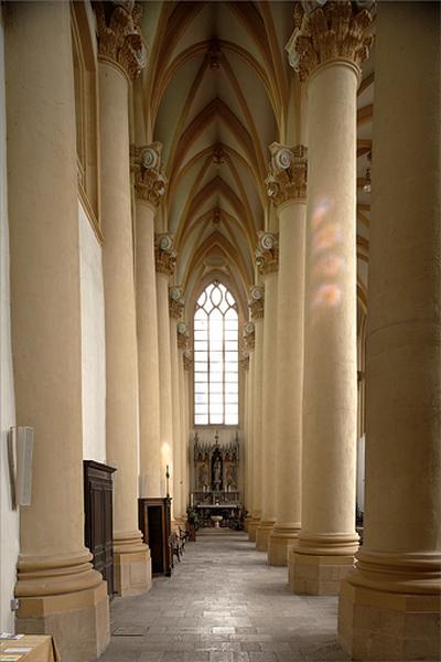 Intérieur, collatéral gauche, vue vers le choeur.