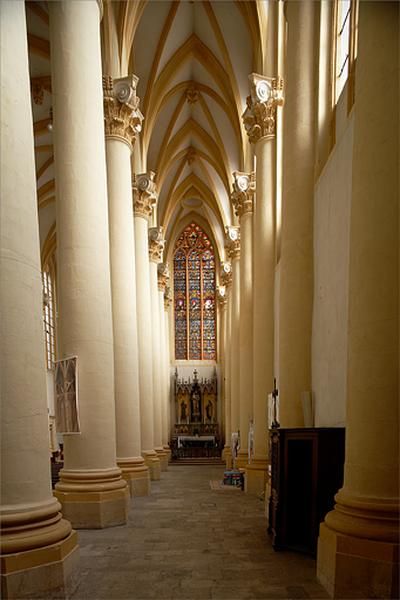 Intérieur, collatéral droit, vue vers le choeur.