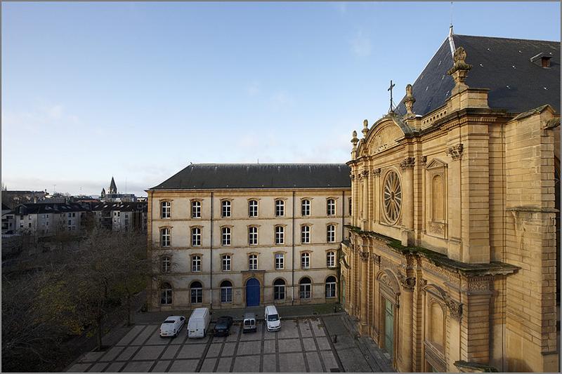 Corps est et façade antérieure de l'église, vue depuis la place Saint-Clément.