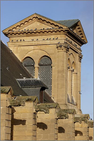 Elévation est, tour et gargouilles.