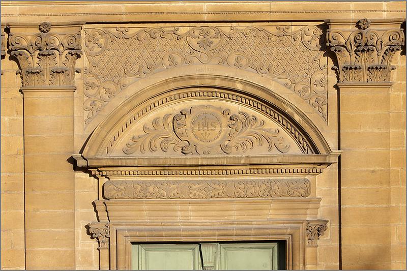 Elévation antérieure, fronton du portail central vu depuis une nacelle.