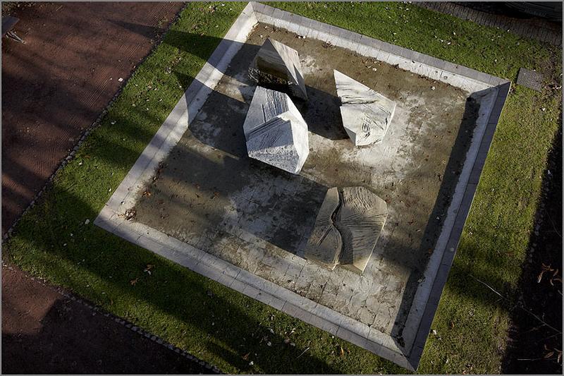 Groupe sculpté sur le parvis, vue du dessus, trois quarts droit.