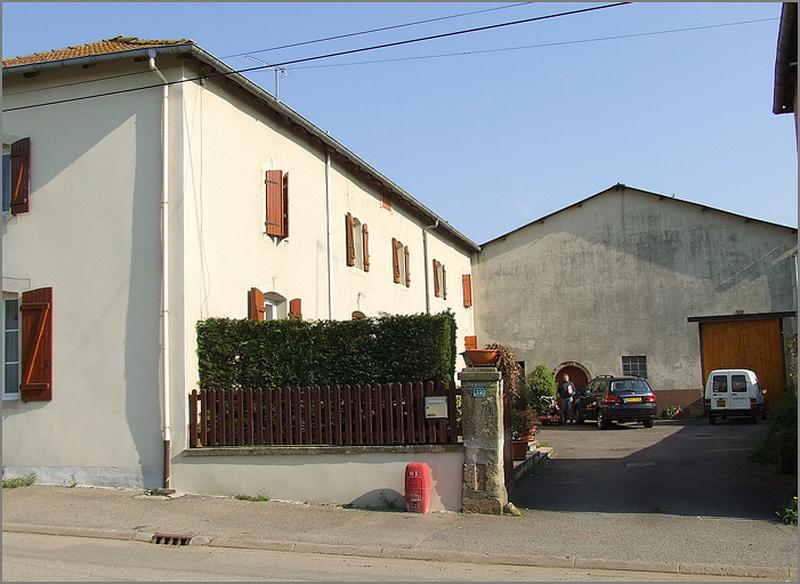 Ferme, élévation antérieure, ensemble trois quarts gauche.