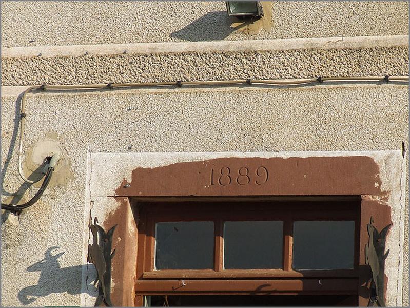 Ferme, élévation antérieure, linteau de porte piétonne daté 1889, ensemble face.
