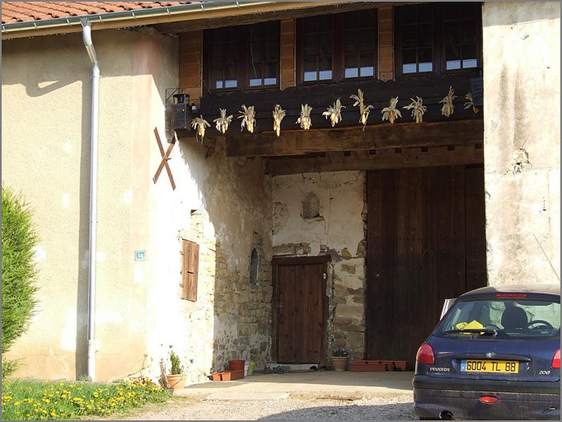 Ferme, élévation antérieure, ensemble trois quarts droit.