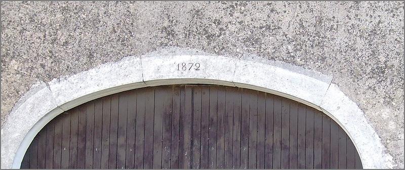 Ferme, élévation antérieure, porte charretière, agrafe datée 1872, ensemble face.