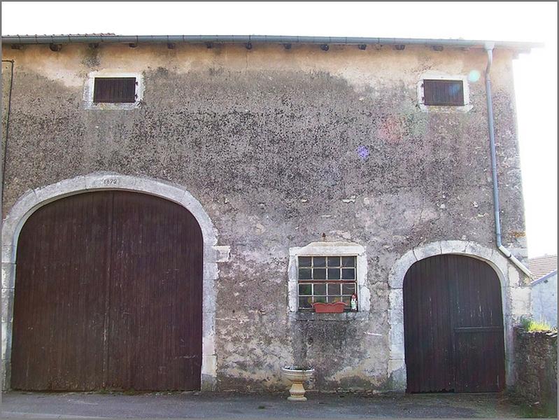 Ferme, élévation antérieure, porte charretière et d'étable, ensemble face.