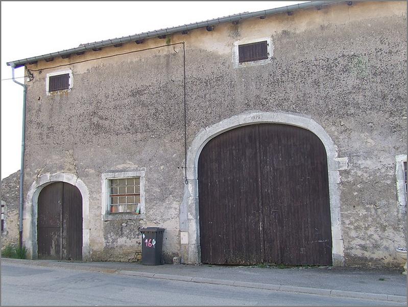Ferme, élévation antérieure, porte charretière et d'étable, ensemble trois quarts droit.