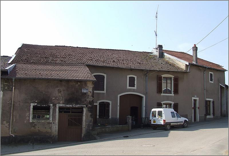 Ferme, élévation antérieure, ensemble trois quarts gauche.