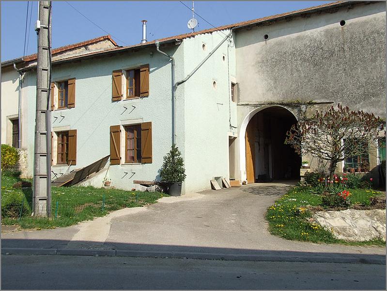 Ferme, élévation antérieure, ensemble trois quarts droit.