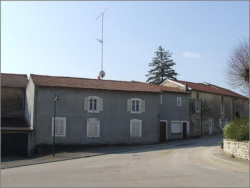 Ferme, élévation antérieure, ensemble trois quarts gauche.