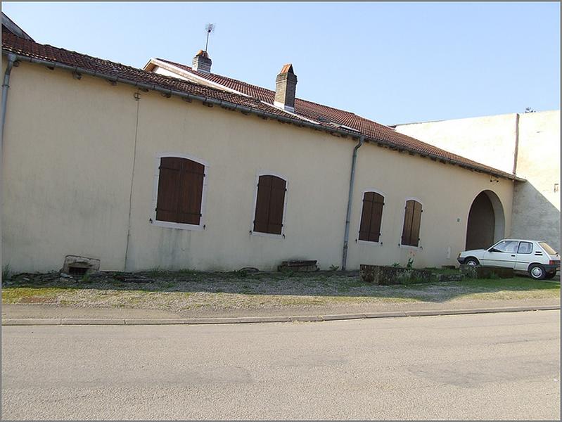 Ferme, élévation antérieure, ensemble trois quarts gauche.