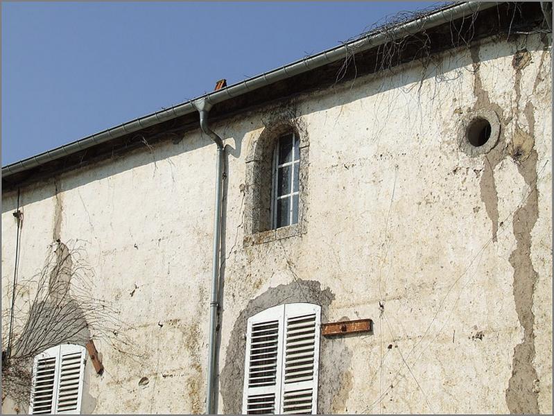 Ferme, élévation antérieure, détail de la baie des combles, ensemble trois quarts droit.