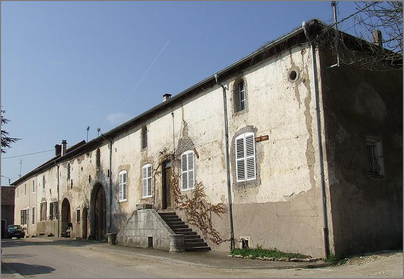 Fermes, élévation antérieure, ensemble trois quarts droit.