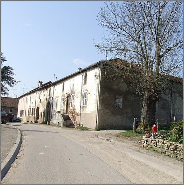 Ferme, élévation antérieure, ensemble trois quarts droit.