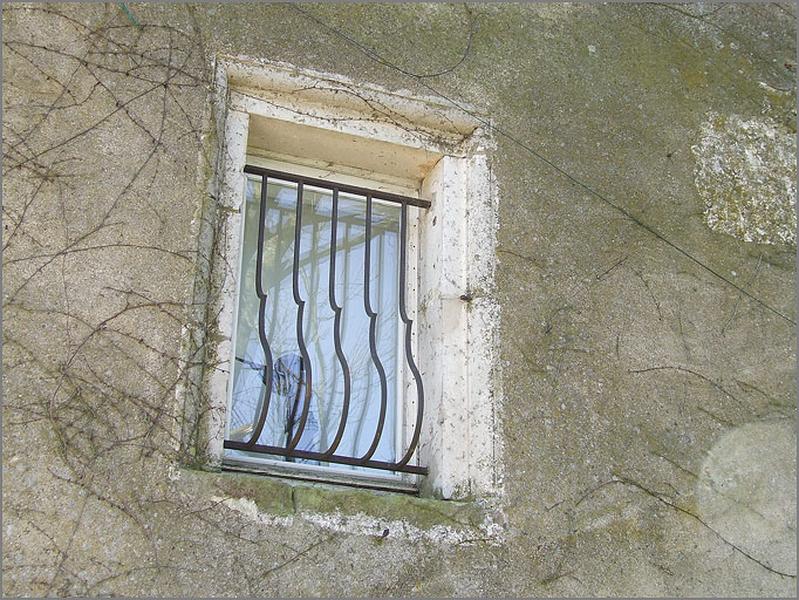Ferme, élévation latérale droite, baie moulurée, ensemble trois quarts gauche.