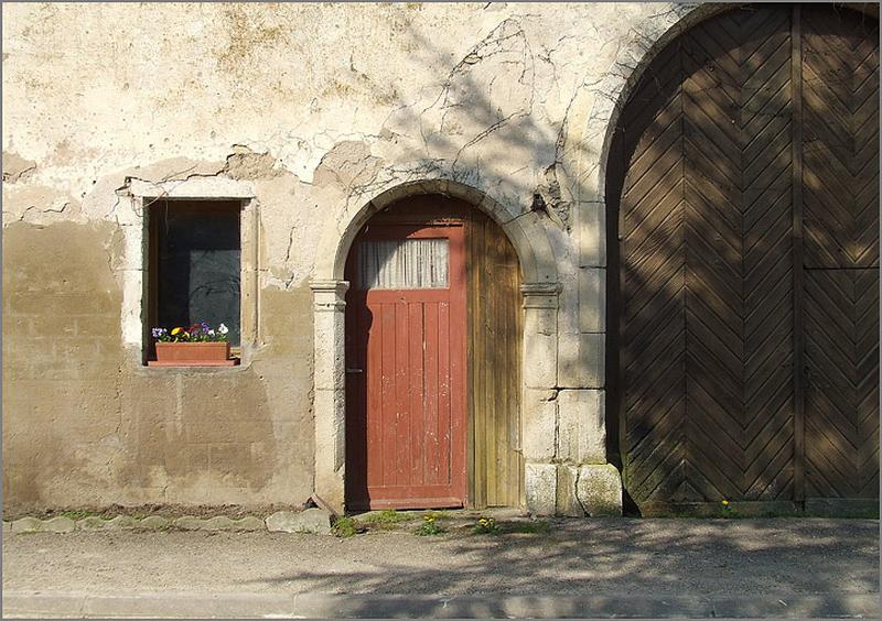 Ferme, élévation antérieure, détail porte piétonne, ensemble face.