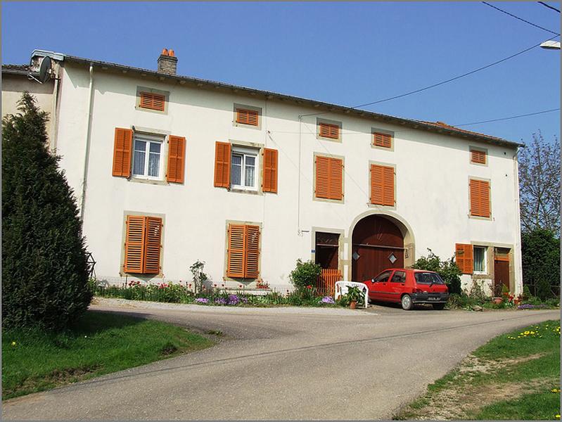 Ferme, élévation antérieure, ensemble trois quarts gauche.