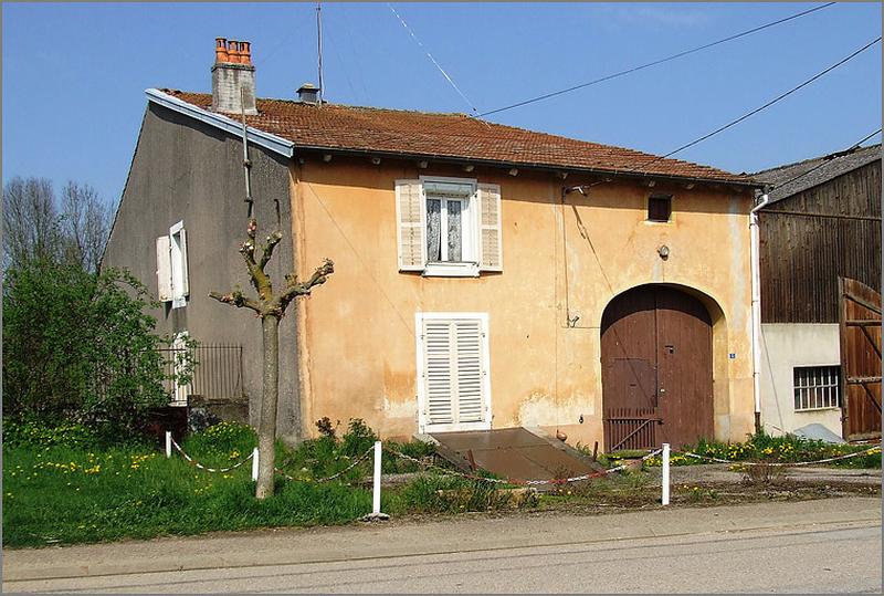 Ferme, élévation antérieure, ensemble trois quarts gauche.