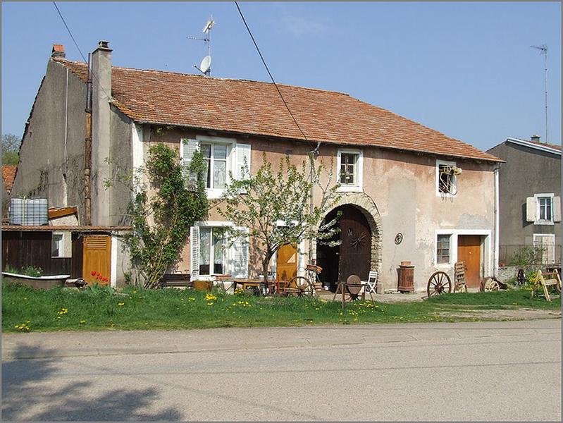 Ferme, élévation antérieure, ensemble trois quarts gauche.