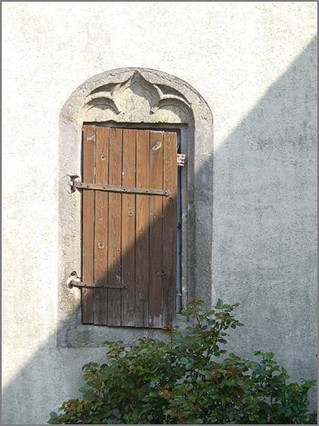 Ferme, élévation latérale droite, baie au linteau trilobé, ensemble face.