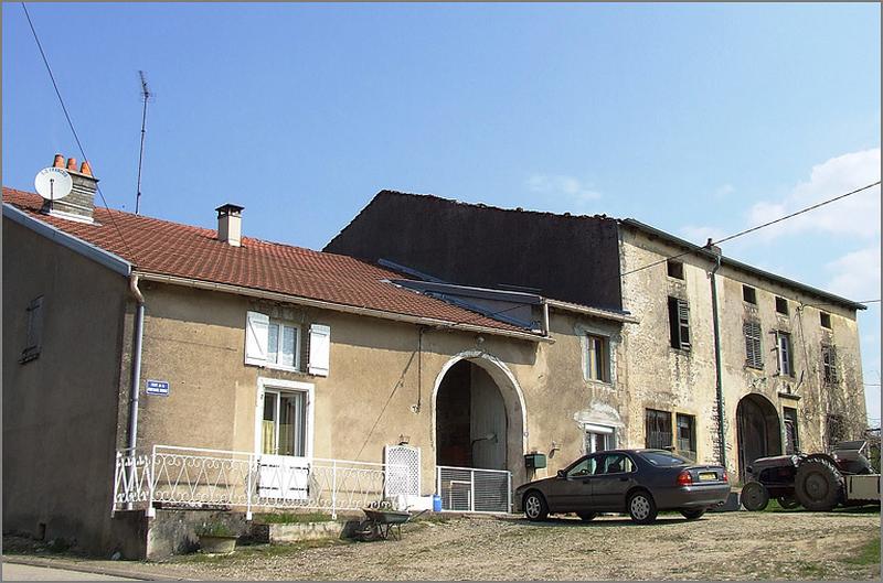 Fermes, élévation antérieure, ensemble trois quarts gauche.