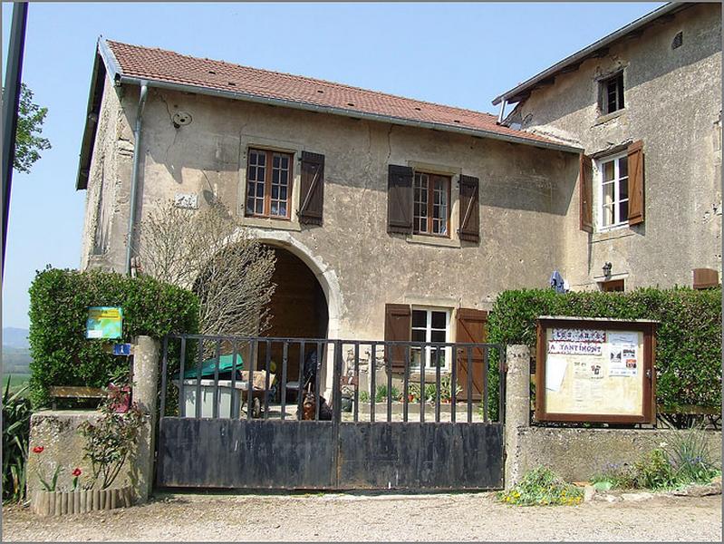 Ferme, élévation antérieure, ensemble trois quarts gauche.