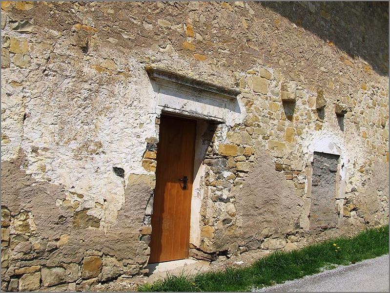 Ferme, élévation latérale droite, porte piétonne et baie, ensemble trois quarts gauche.