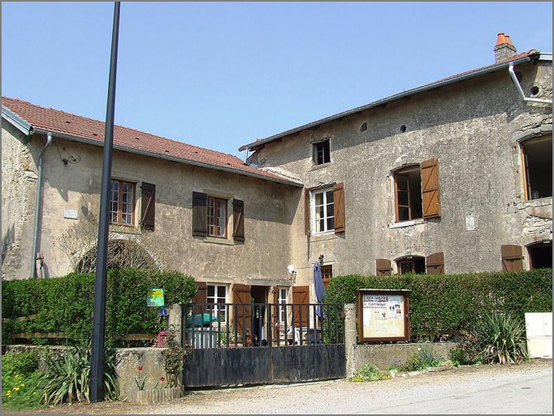 Ferme, élévation antérieure, ensemble trois quarts gauche.