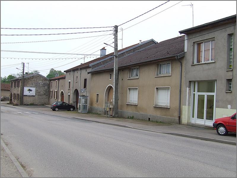 Fermes, élévation antérieure, ensemble trois quarts droit.
