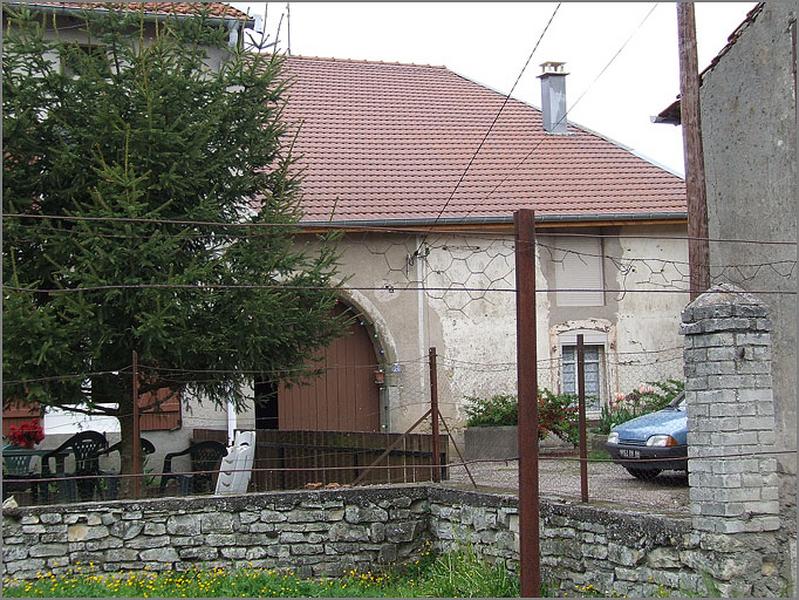 Ferme, élévation antérieure, ensemble trois quarts gauche.
