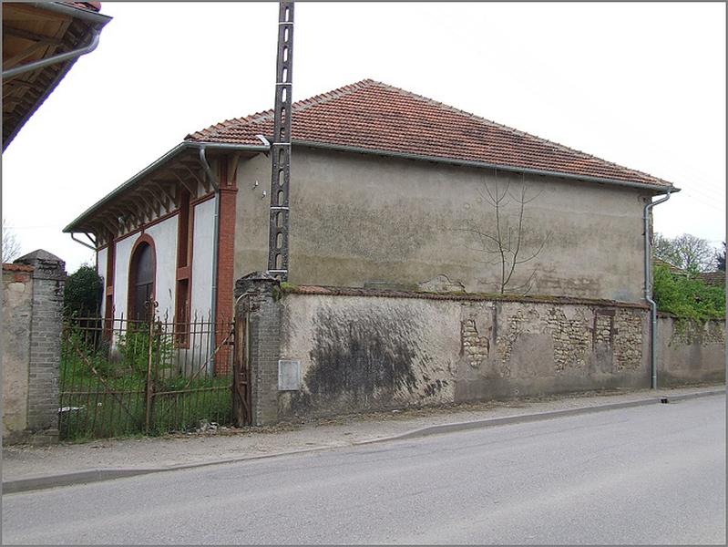 Château, élévation antérieure, ensemble trois quarts droit.