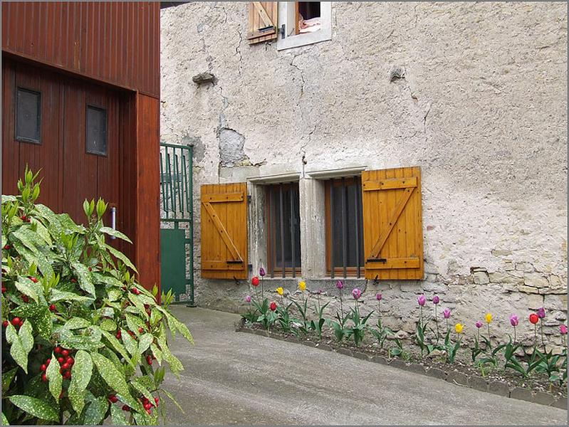 Ferme, élévation latérale gauche, fenêtre à meneaux, ensemble trois quarts droit.