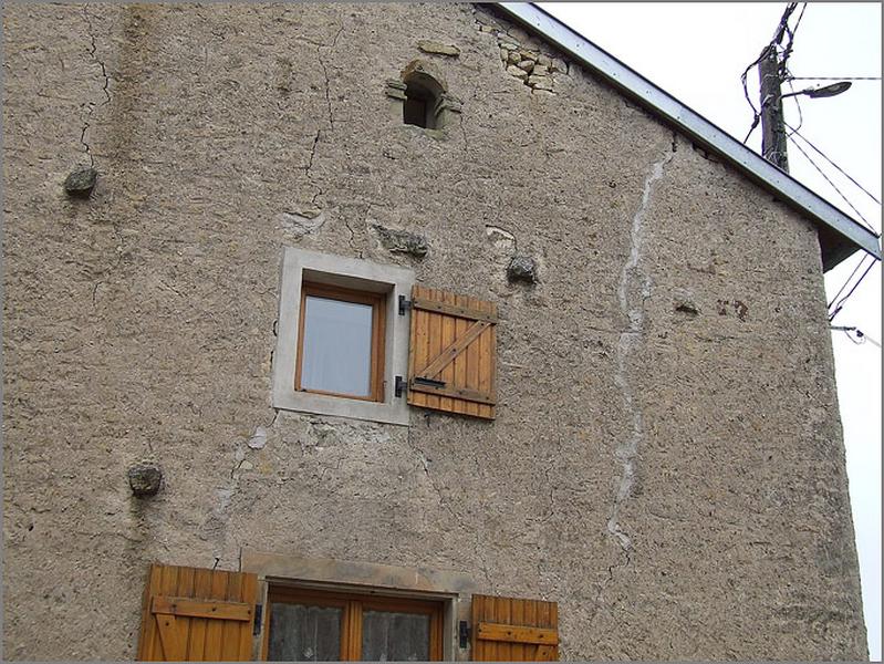 Ferme, élévation latérale gauche, petite baie cintrée, ensemble trois quarts gauche.