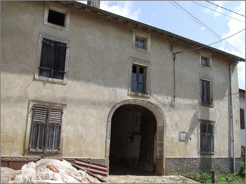 Ferme, élévation antérieure, ensemble trois quarts gauche.