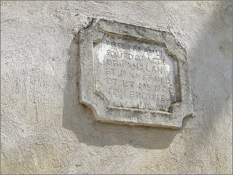 Ferme, élévation antérieure, pierre de fondation datée 1817, ensemble trois quarts gauche.