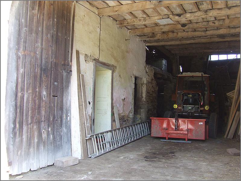 Ferme, élévation antérieure, vue de l'entrée de la grange, ensemble trois quarts droit.
