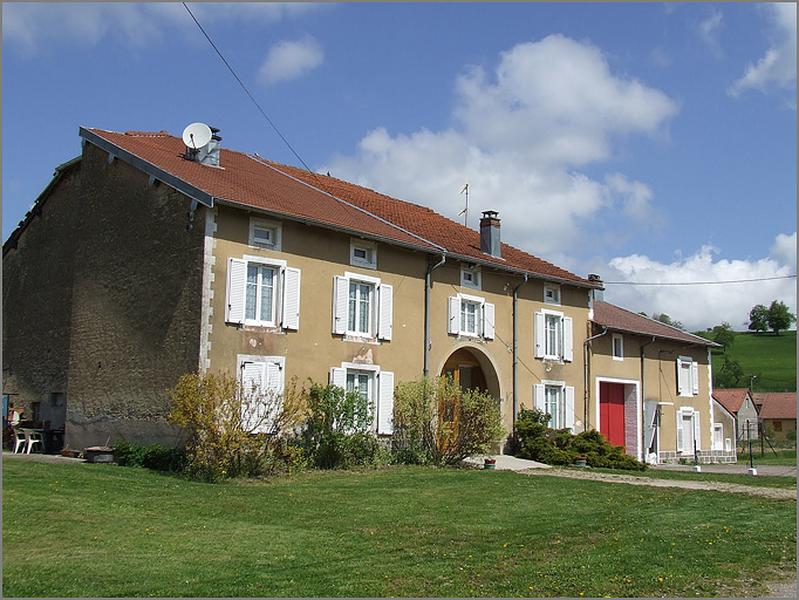 Ferme, élévation antérieure, ensemble trois quarts gauche.