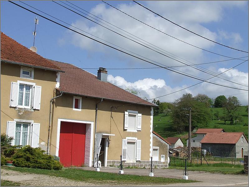 Ferme, élévation antérieure, ensemble trois quarts gauche.