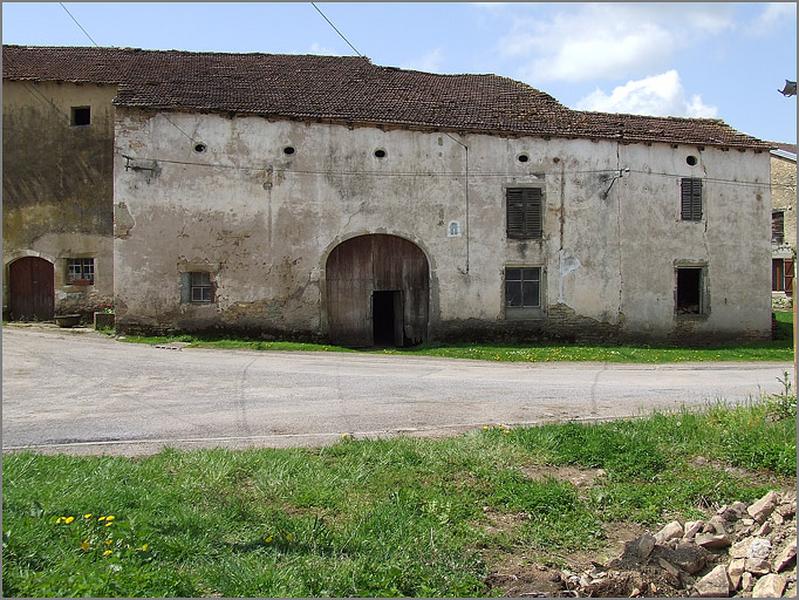 Ferme, élévation antérieure, ensemble trois quarts gauche.