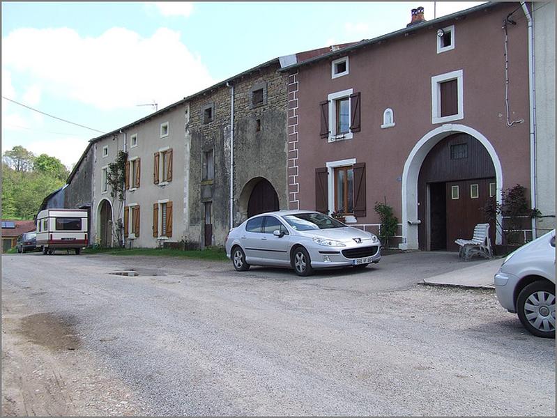 Fermes, élévation antérieure, ensemble trois quarts droit.