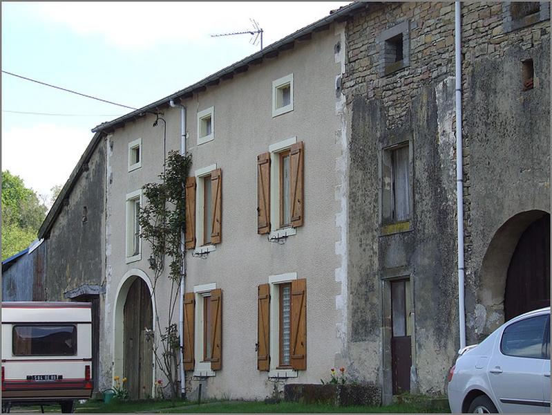 Ferme, élévation antérieure, ensemble trois quarts droit.