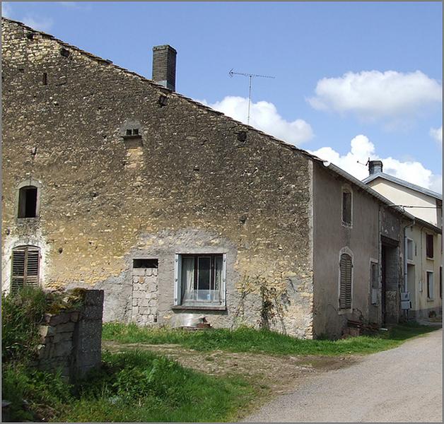 Ferme, élévation antérieure, ensemble trois quarts gauche.