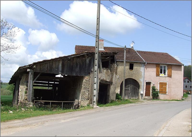 Ferme, élévation antérieure, ensemble trois quarts gauche.